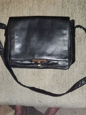 Perlina Black Smooth Leather Crossbody Vintage Handbag, With Gold-tone Hardware